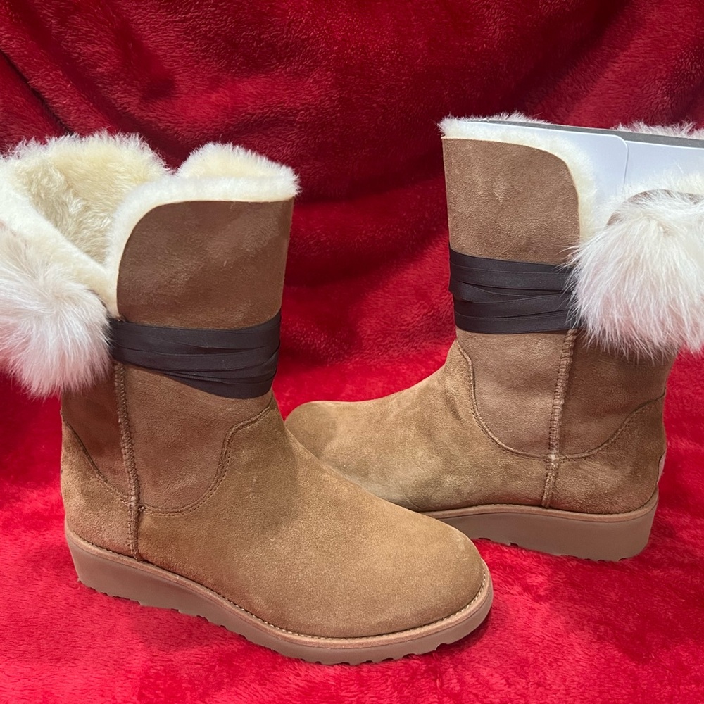 UGG W Brita with Pom-Pom Boots